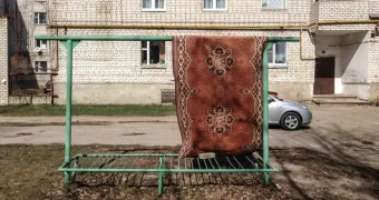 До 393 тысяч тенге штрафа: в Казахстане запретили мыть ковры во дворе