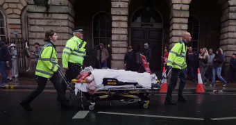 Трагедия на чемпионском параде в Ливерпуле: автомобиль въехал в толпу, десятки пострадавших