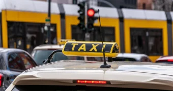 Водитель такси отказался отдавать забытые вещи пассажиру в Алматы