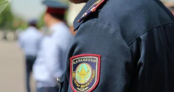 В Атырауской области мужчина открыл стрельбу по автомобилю с людьми: трое раненых