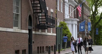 США приостановили собеседования на студенческие визы: что стоит за решением и чем это грозит?