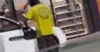 Безумие на АЗС: казахстанец с бензопилой напал на прохожих (видео)