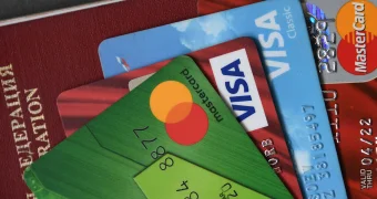 В России хотят ограничить срок действия банковских карт для иностранцев