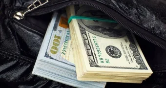 Валютная утечка: из Казахстана массово вывозят наличные