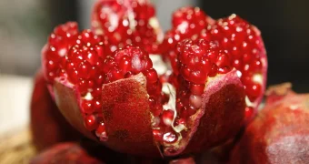 Худший враг болезни Альцгеймера: врач рассказала о невероятных свойствах граната