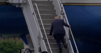 Инцидент на трапе: Трамп едва не упал при посадке в самолет