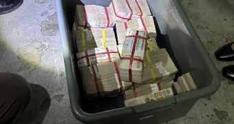 Женщина случайно обнаружила в пластиковом контейнере на помойке миллионы