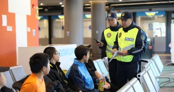 Неуместная шутка в аэропорту обернулась наказанием для казахстанца