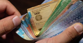 Миллионы за квалификацию: сколько просят казахстанцы за свою работу - от пилота до медсестры