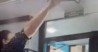 Скандал с ломом и проклятиями: казахстанка устроила погром в кафе из-за неоплаты ремонта