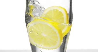 Стакан лимонной воды утром: модный тренд или реальная польза для организма