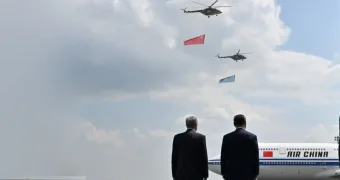 Торжественная встреча: Токаев встретил Си Цзиньпина в аэропорту