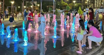 Дети в восторге: новый фонтан заработал в Актау