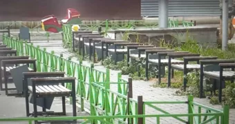 Избыток комфорта или абсурд? Зачем в одном дворе Атырау установили 54 скамейки