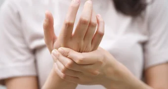 Покалывание в пальцах может закончиться параличом: врачи предупреждают о редкой болезни