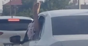 Водителя в Казахстане оштрафовали за ногу пассажира, высунутую из окна (видео)