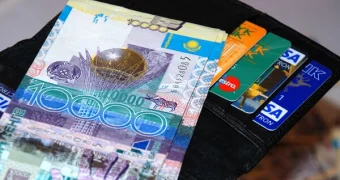 Сколько стоит казахстанцам обойти очередь в ЦОНе: цена официальной помощи