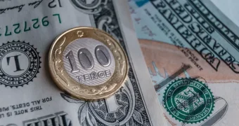 Парадокс двойного падения: почему в Казахстане тенге падает и при дорогой, и при дешёвой нефти?
