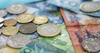 Пособия больше пенсий: кто и за что получает в Казахстане свыше 100 тысяч тенге