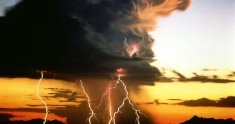 Надвигается шторм: в Казахстане ожидаются ливни, град и жара