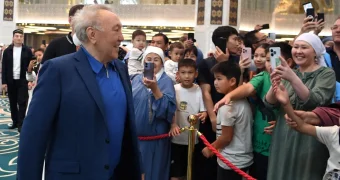 Нұрсұлтан Назарбаев мешітке барды: ел амандығына арнаған дұға
