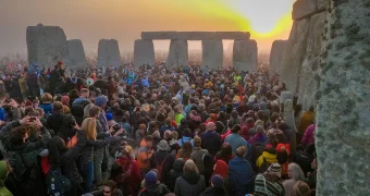 Встреча рассвета в день летнего солнцестояния  у Стоунхенджа