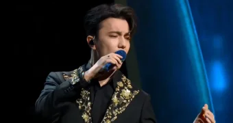 Димаш Кудайберген исполнил «Гимн любви» на трёх языках в Шанхае