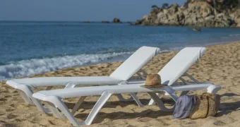 Туристы в шоке от цен в Сочи: лежак — 10 000 рублей, обед — по цене трех