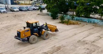 В Актау продолжают чистить набережную