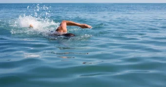 Почему полезнее плавать в море, а не в пресном водоеме, рассказал доктор