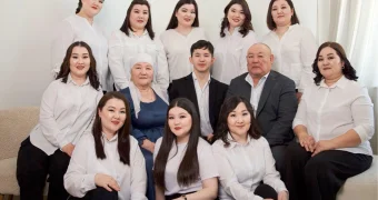 В Мангистау десять дочерей подарили отцу на юбилей квартиру