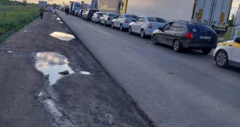 Многокилометровые пробки на границе Казахстана с Россией: биометрия парализовала движение