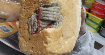 «Хлеб с привкусом резины»: в Уральске нашли перчатку внутри буханки