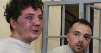 В Азербайджане арестовали российских туристов и IT-специалистов. Задержанные появились в суде со следами пыток