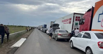 Ад и паника на границе: тысячи застряли в пробке между Казахстаном и Россией