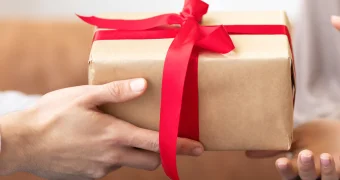 Казахстанцу вручили 12 млн тенге в коробке возле супермаркета