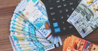 Зарплаты мужчин и женщин в Казахстане: кто и сколько реально получает