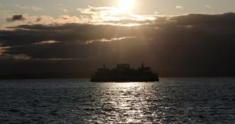 На Бали затонул пассажирский паром с 65 людьми на борту