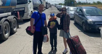 Когда машина бессильна: семья из Орска пересекла границу пешком с чемоданами в руках