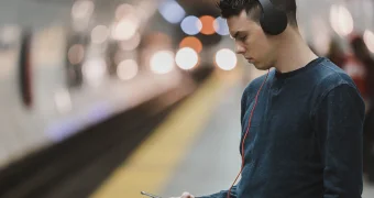 Наушники и жара: сколько можно слушать музыку без вреда для ушей