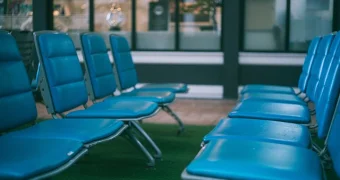 Ребёнок пострадал в аэропорту Алматы при столкновении со стеклянной перегородкой