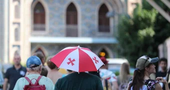 Не верьте нищим и проверяйте счет: как туристов обманывают в Грузии