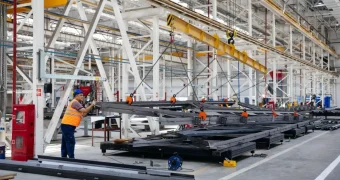 «Начальство не знает казахского и препятствует пятничной молитве»: рабочие в Атырау пожаловались на языковую дискриминацию