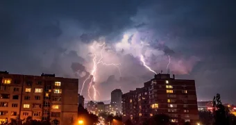 Штормовое предупреждение объявили в 17 регионах Казахстана: грозы, град и сильный ветер