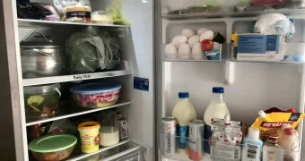 Как быстро убрать неприятный запах из холодильника: поможет один продукт