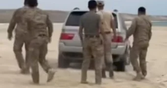Пограничники помогли жителям Мангистау вытащить застрявшие в песке автомобили