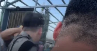 Удар на границе: узбекский таможенник избил казахстанца