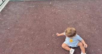 Детскую площадку завалили мусором и шелухой от семечек в Актау