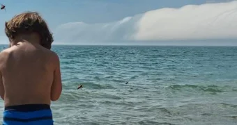 Небо упало на землю: редкое атмосферное явление удивило жителей Актау