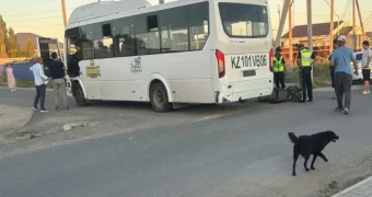 Погиб по дороге в больницу: в Кульсары подросток на мопеде врезался в автобус